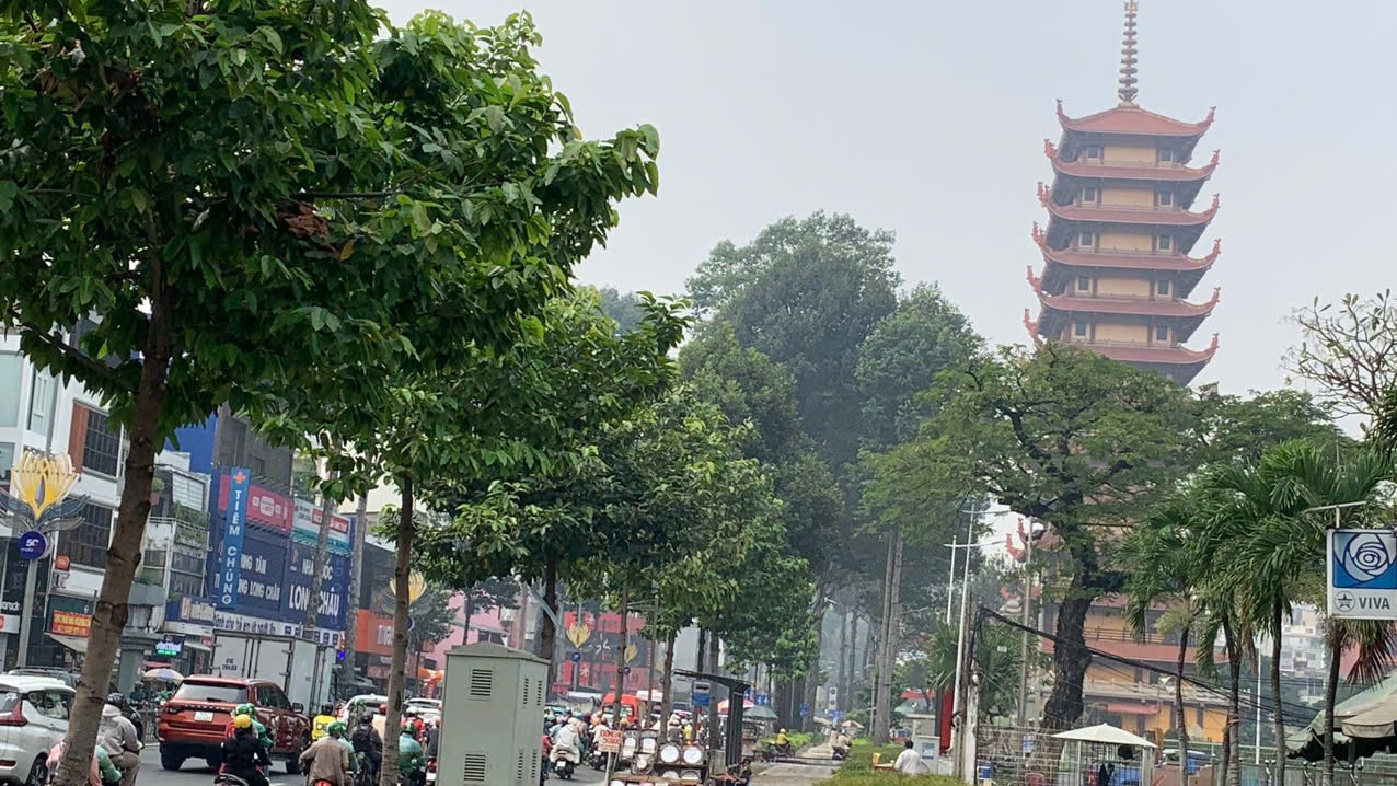 Hiểm họa sức khỏe từ bầu trời mù sương ở TPHCM - Ảnh 2. Hiểm họa sức khỏe từ bầu trời mù sương ở TPHCM - Ảnh 2.