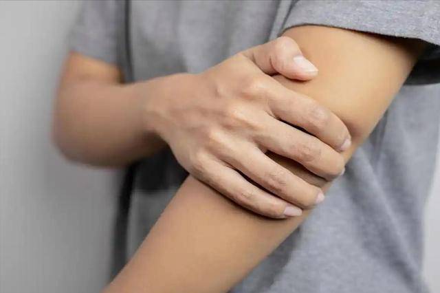 Bất kể nam hay nữ, nếu gặp phải 4 triệu chứng này ở cánh tay, rất có thể bạn bị ung thư: Dấu hiệu thứ 3 bị bỏ qua nhiều nhất- Ảnh 2. Bất kể nam hay nữ, nếu gặp phải 4 triệu chứng này ở cánh tay, rất có thể bạn bị ung thư: Dấu hiệu thứ 3 bị bỏ qua nhiều nhất- Ảnh 2.