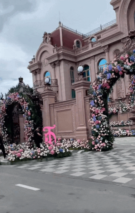 Lại thêm một đám cưới của ái nữ tập đoàn: Cứ nhìn cổng hoa và tòa lâu đài phía sau là biết!- Ảnh 2.