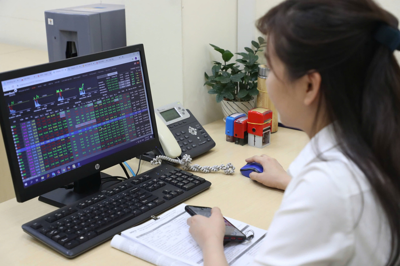 Nhà đầu tư có nên 'bắt đáy' sau pha VN-Index chao đảo? - Ảnh 2. Nhà đầu tư có nên 'bắt đáy' sau pha VN-Index chao đảo? - Ảnh 2.