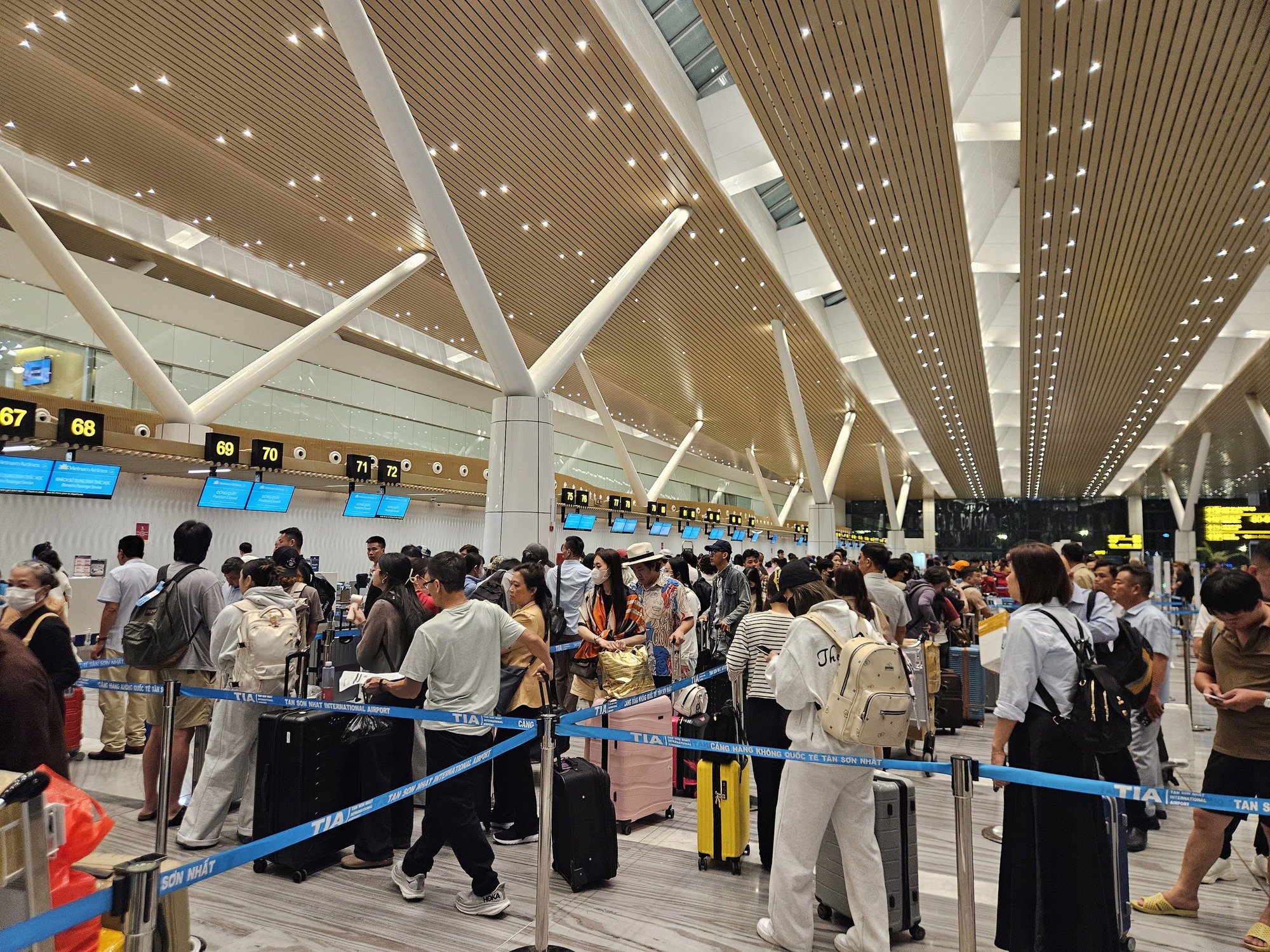 Giá vé máy bay Tết cao chót vót , khách phải chấp nhận bay đêm - Ảnh 2. Giá vé máy bay Tết cao chót vót , khách phải chấp nhận bay đêm - Ảnh 2.