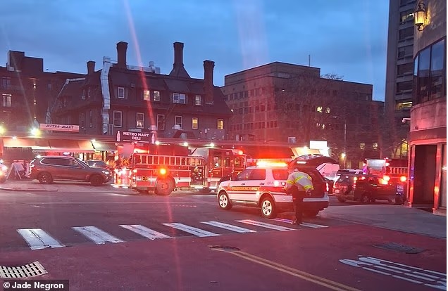 Ráo riết truy lùng nghi phạm mặc đồ đen sau vụ xả súng ở trường đại học Mỹ - Ảnh 2. Ráo riết truy lùng nghi phạm mặc đồ đen sau vụ xả súng ở trường đại học Mỹ - Ảnh 2.