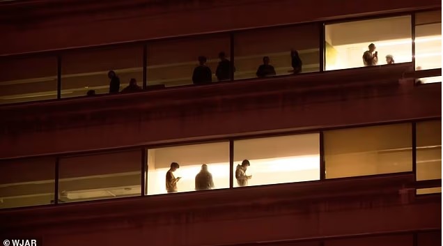 Ráo riết truy lùng nghi phạm mặc đồ đen sau vụ xả súng ở trường đại học Mỹ - Ảnh 1. Ráo riết truy lùng nghi phạm mặc đồ đen sau vụ xả súng ở trường đại học Mỹ - Ảnh 1.