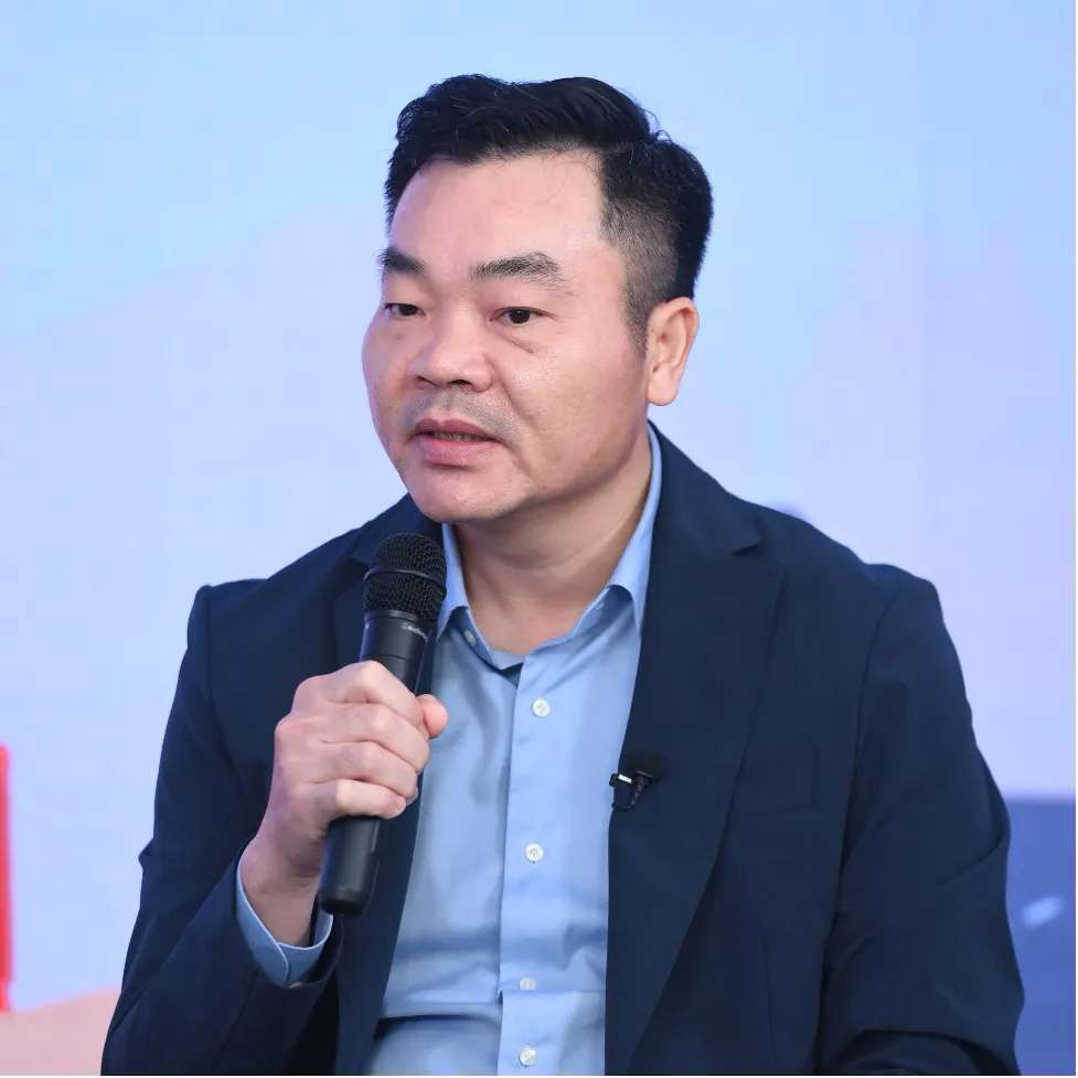 Hà Nội giải mã: Vì sao taxi, xe ôm, xe tải là nhóm tiên phong chuyển sang xe điện? - Ảnh 1.