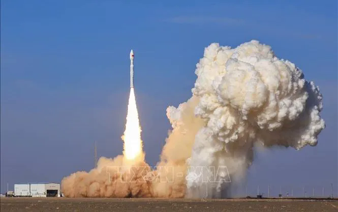 Tên lửa đẩy Lijian-1 (còn gọi là Kinetica-1 Y11) mang theo 9 vệ tinh được phóng từ khu vực thử nghiệm đổi mới không gian thương mại Đông Phong, gần Trung tâm phóng vệ tinh Tửu Tuyền ở Tây Bắc Trung Quốc ngày 10/12/2025. Ảnh: THX/TTXVN