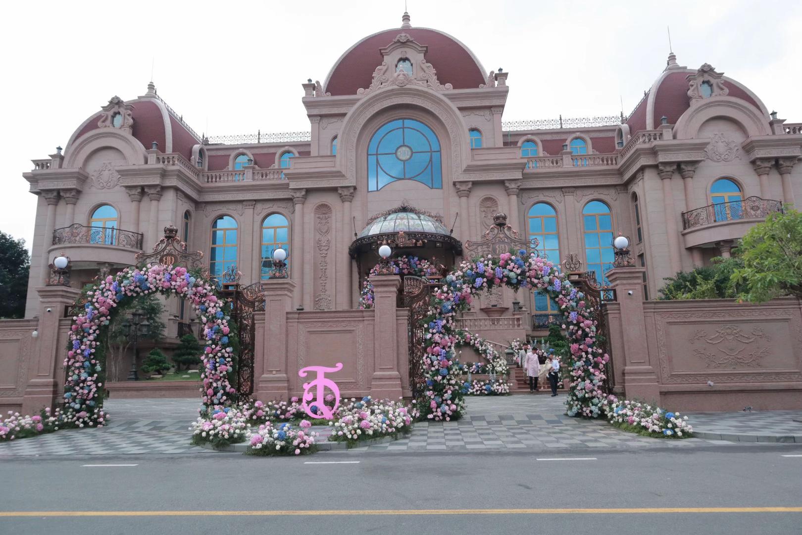 Lại thêm một đám cưới của ái nữ tập đoàn: Cứ nhìn cổng hoa và tòa lâu đài phía sau là biết!- Ảnh 3. Lại thêm một đám cưới của ái nữ tập đoàn: Cứ nhìn cổng hoa và tòa lâu đài phía sau là biết!- Ảnh 3.