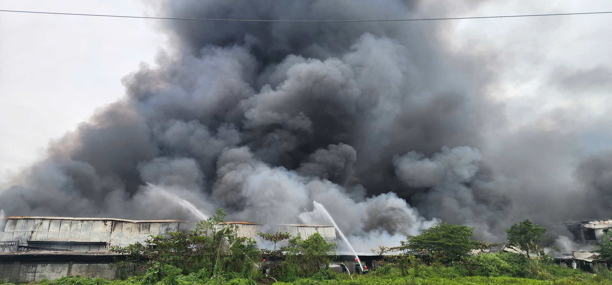 Cháy lớn Hải Phòng tại công ty giày da gây thiệt hại nặng nề - Ảnh 1. Cháy lớn Hải Phòng tại công ty giày da gây thiệt hại nặng nề - Ảnh 1.