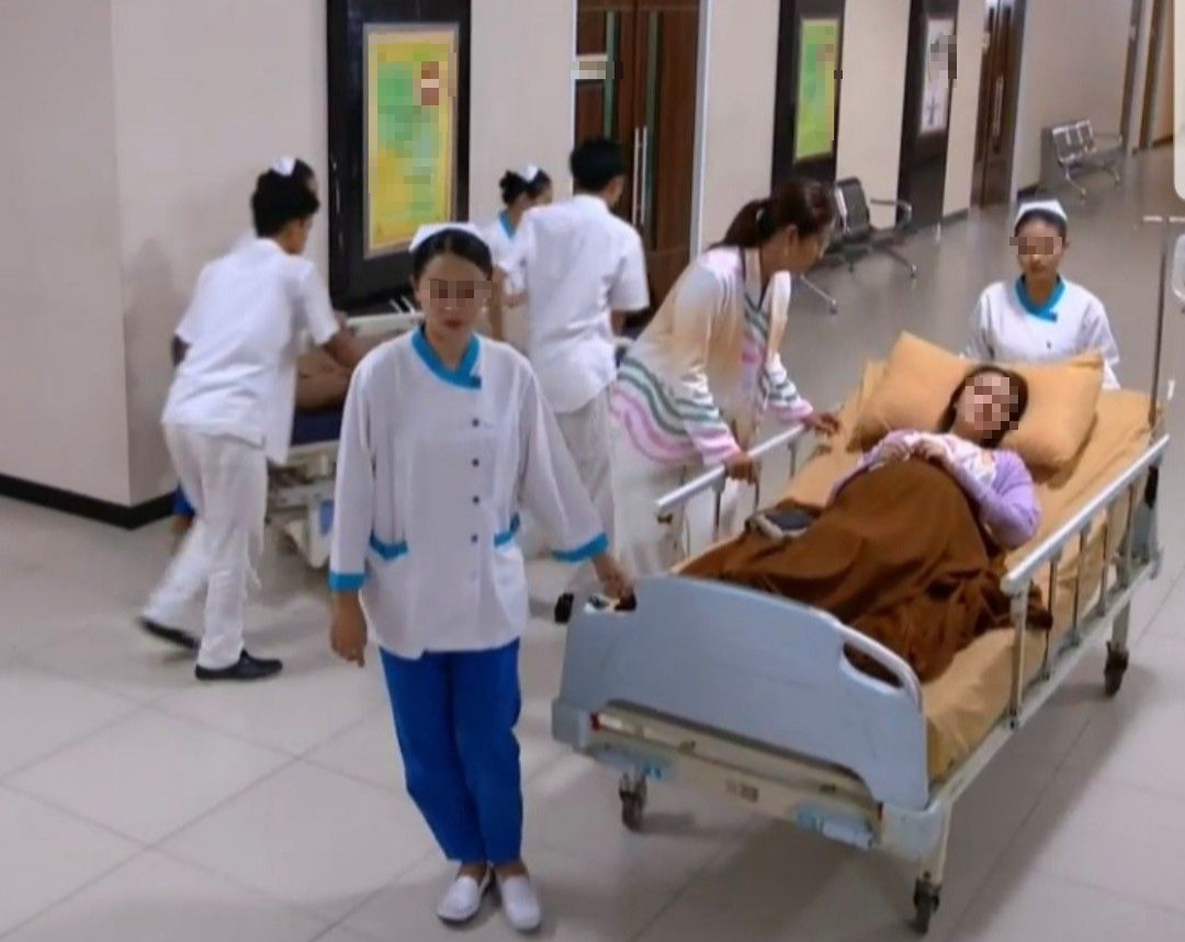 Nữ sinh 15 tuổi qua đời vì ung thư đại trực tràng: Cảnh báo từ bác sĩ về thói quen ăn uống - Ảnh 1.