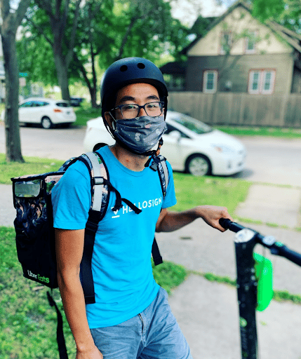 Ngày làm văn phòng, tối làm shipper kiếm tiền triệu- Ảnh 1. Ngày làm văn phòng, tối làm shipper kiếm tiền triệu- Ảnh 1.