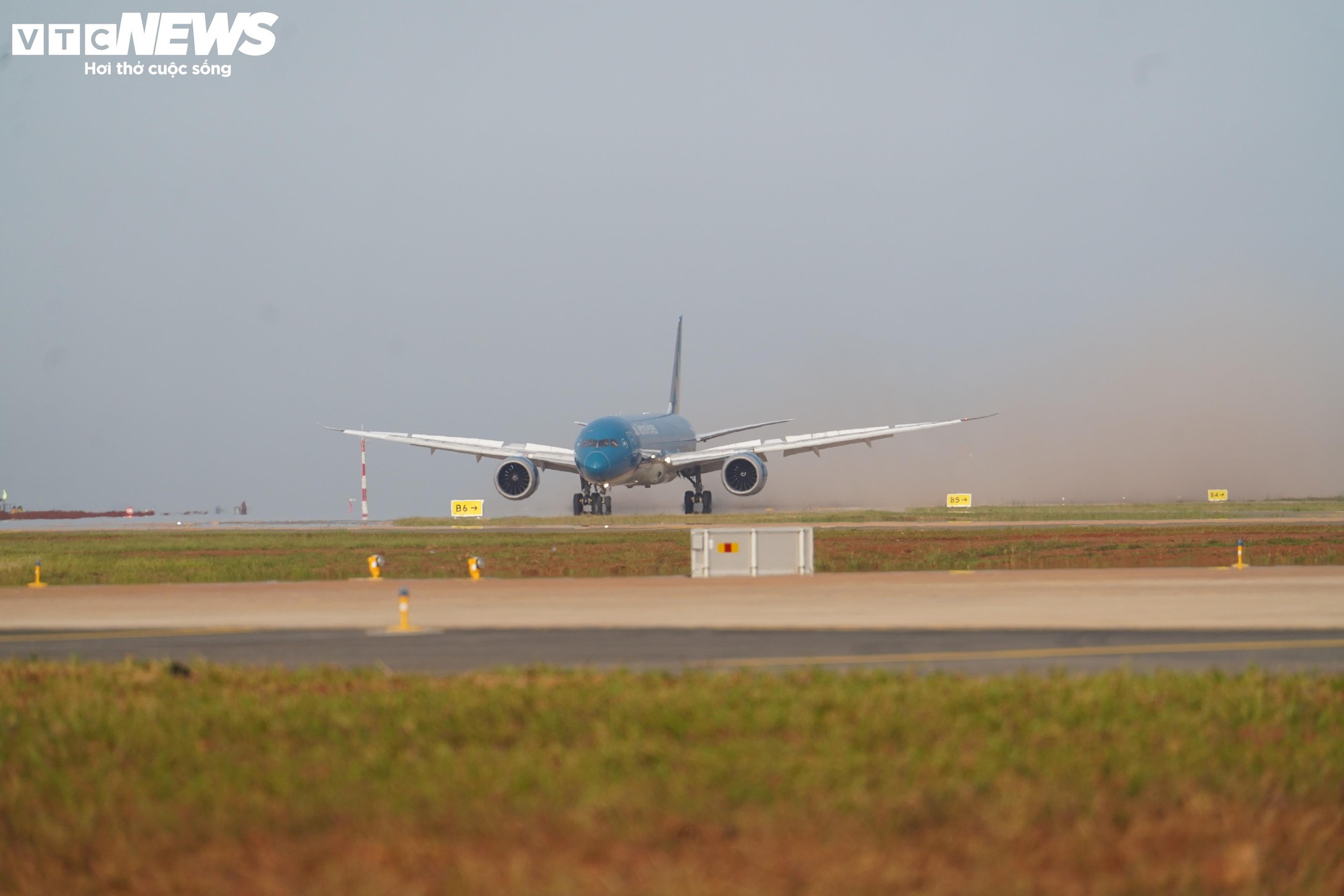 Cận cảnh chuyến bay kỹ thuật đầu tiên tại sân bay Long Thành , bước chuẩn bị quan trọng - Ảnh 4. Cận cảnh chuyến bay kỹ thuật đầu tiên tại sân bay Long Thành , bước chuẩn bị quan trọng - Ảnh 4.