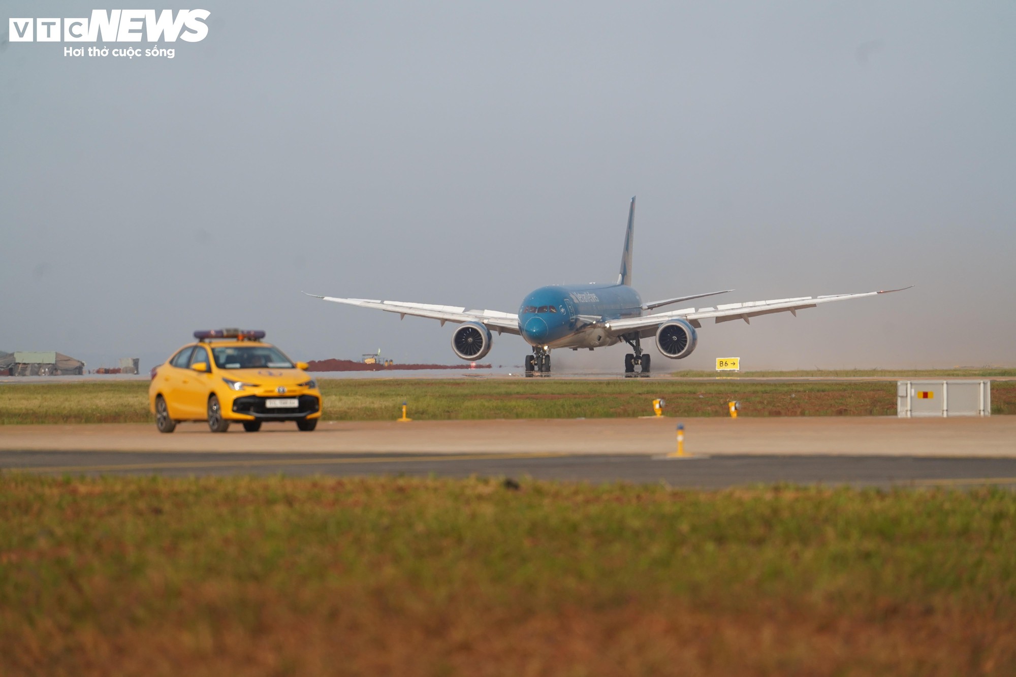 Cận cảnh chuyến bay kỹ thuật đầu tiên tại sân bay Long Thành , bước chuẩn bị quan trọng - Ảnh 5. Cận cảnh chuyến bay kỹ thuật đầu tiên tại sân bay Long Thành , bước chuẩn bị quan trọng - Ảnh 5.