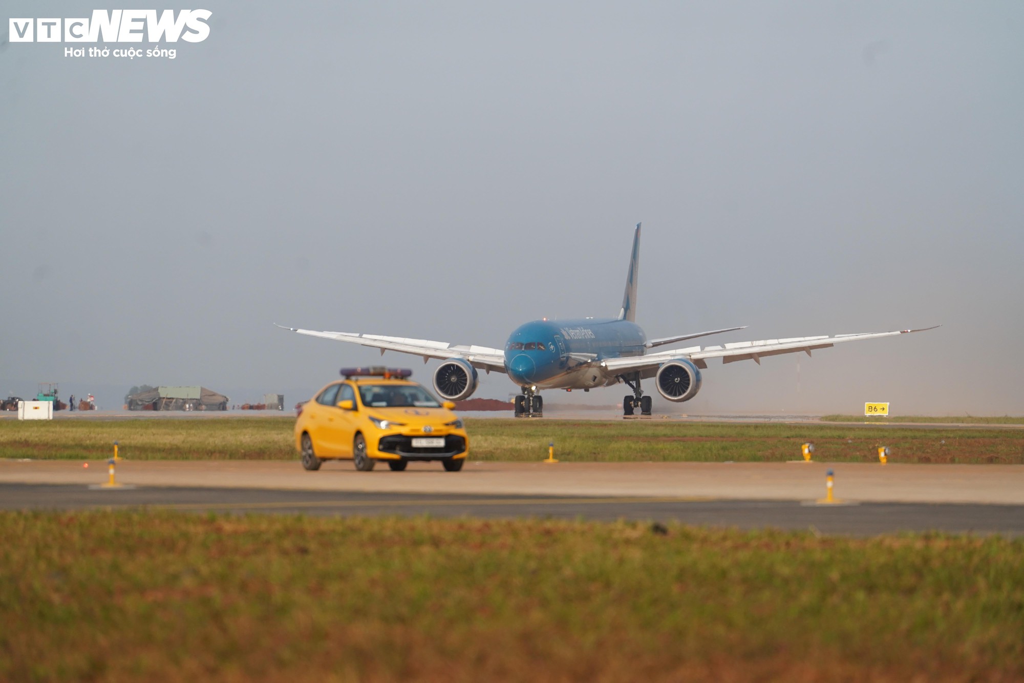 Cận cảnh chuyến bay kỹ thuật đầu tiên tại sân bay Long Thành , bước chuẩn bị quan trọng - Ảnh 6. Cận cảnh chuyến bay kỹ thuật đầu tiên tại sân bay Long Thành , bước chuẩn bị quan trọng - Ảnh 6.