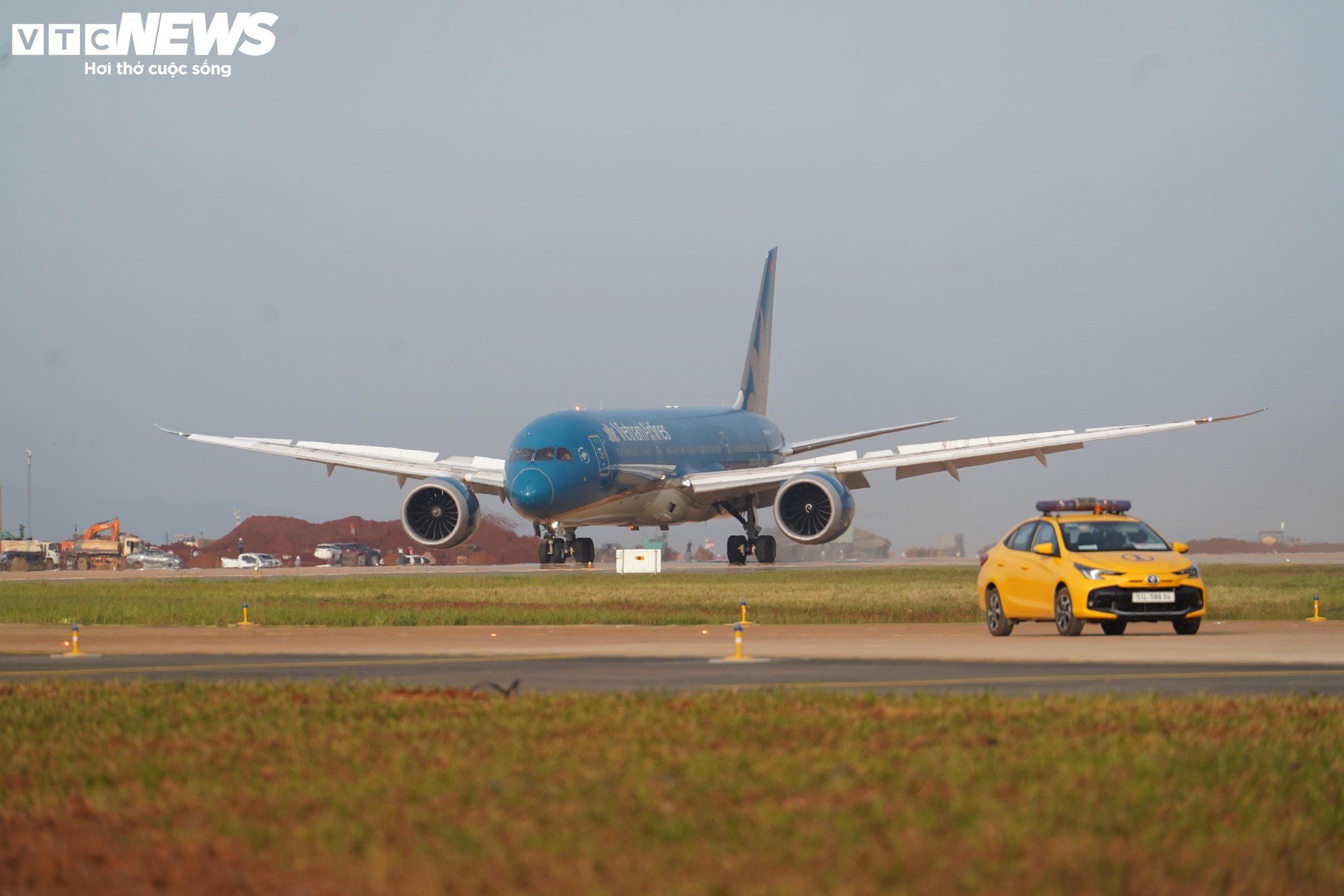 Cận cảnh chuyến bay kỹ thuật đầu tiên tại sân bay Long Thành , bước chuẩn bị quan trọng - Ảnh 7. Cận cảnh chuyến bay kỹ thuật đầu tiên tại sân bay Long Thành , bước chuẩn bị quan trọng - Ảnh 7.