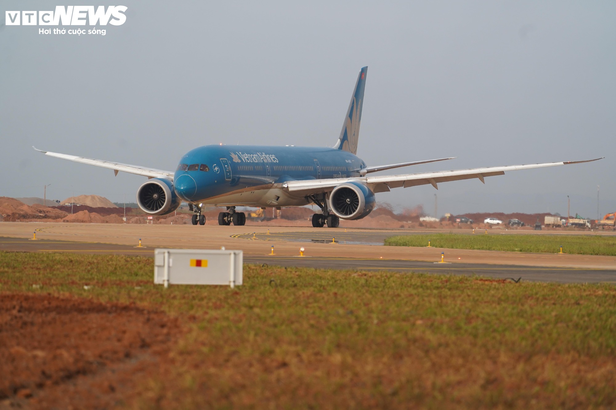 Cận cảnh chuyến bay kỹ thuật đầu tiên tại sân bay Long Thành , bước chuẩn bị quan trọng - Ảnh 14. Cận cảnh chuyến bay kỹ thuật đầu tiên tại sân bay Long Thành , bước chuẩn bị quan trọng - Ảnh 14.