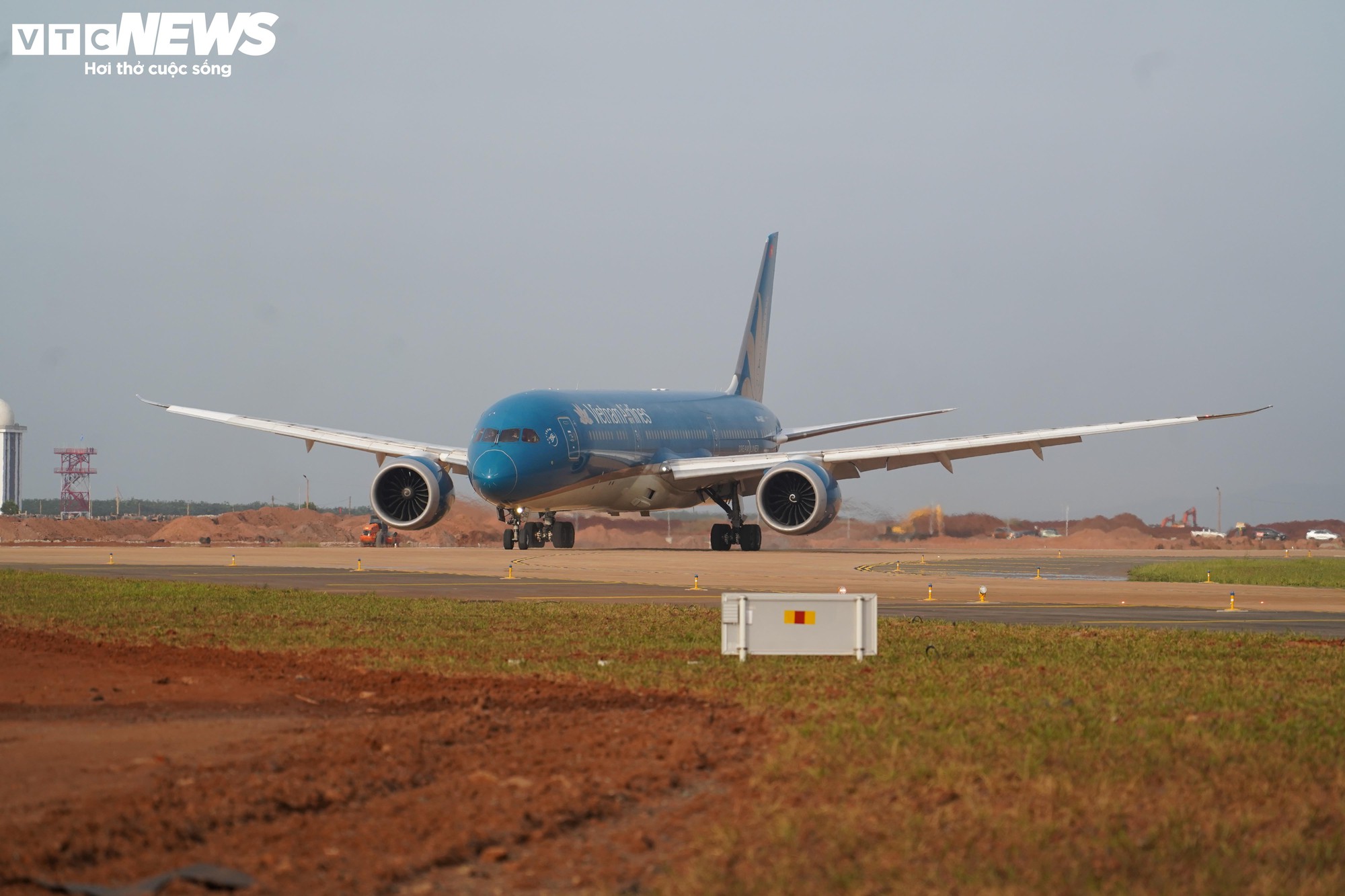 Cận cảnh chuyến bay kỹ thuật đầu tiên tại sân bay Long Thành , bước chuẩn bị quan trọng - Ảnh 8. Cận cảnh chuyến bay kỹ thuật đầu tiên tại sân bay Long Thành , bước chuẩn bị quan trọng - Ảnh 8.