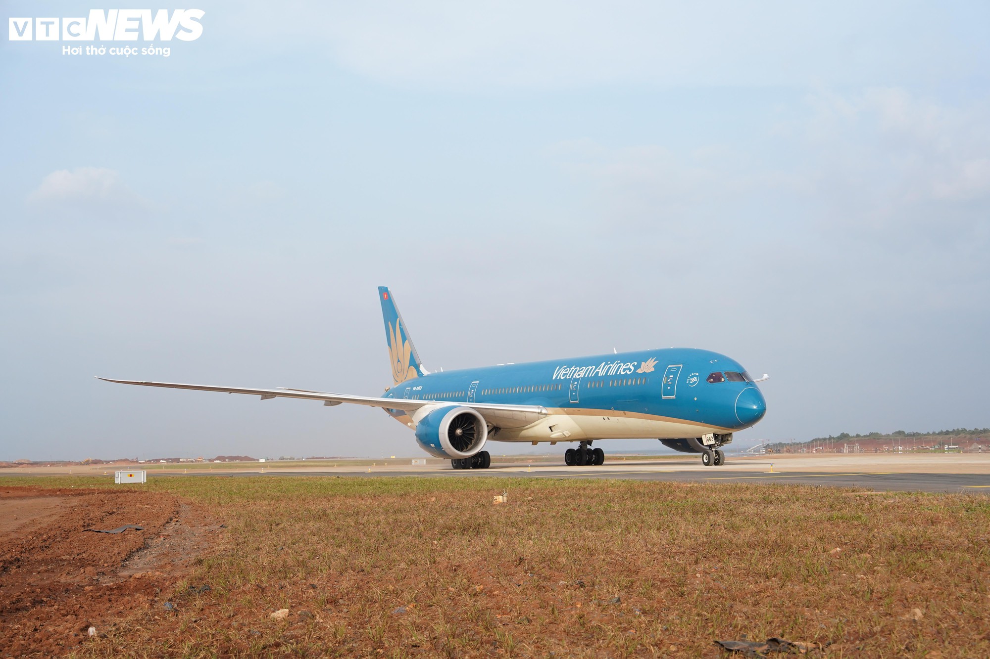 Cận cảnh chuyến bay kỹ thuật đầu tiên tại sân bay Long Thành , bước chuẩn bị quan trọng - Ảnh 9. Cận cảnh chuyến bay kỹ thuật đầu tiên tại sân bay Long Thành , bước chuẩn bị quan trọng - Ảnh 9.