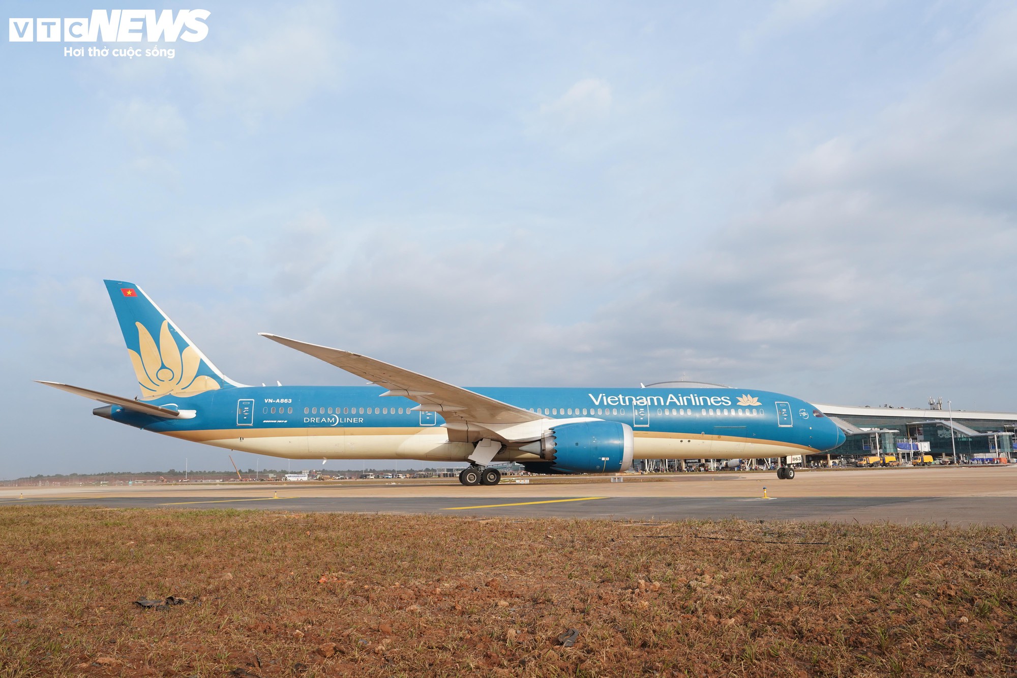 Cận cảnh chuyến bay kỹ thuật đầu tiên tại sân bay Long Thành , bước chuẩn bị quan trọng - Ảnh 1. Cận cảnh chuyến bay kỹ thuật đầu tiên tại sân bay Long Thành , bước chuẩn bị quan trọng - Ảnh 1.