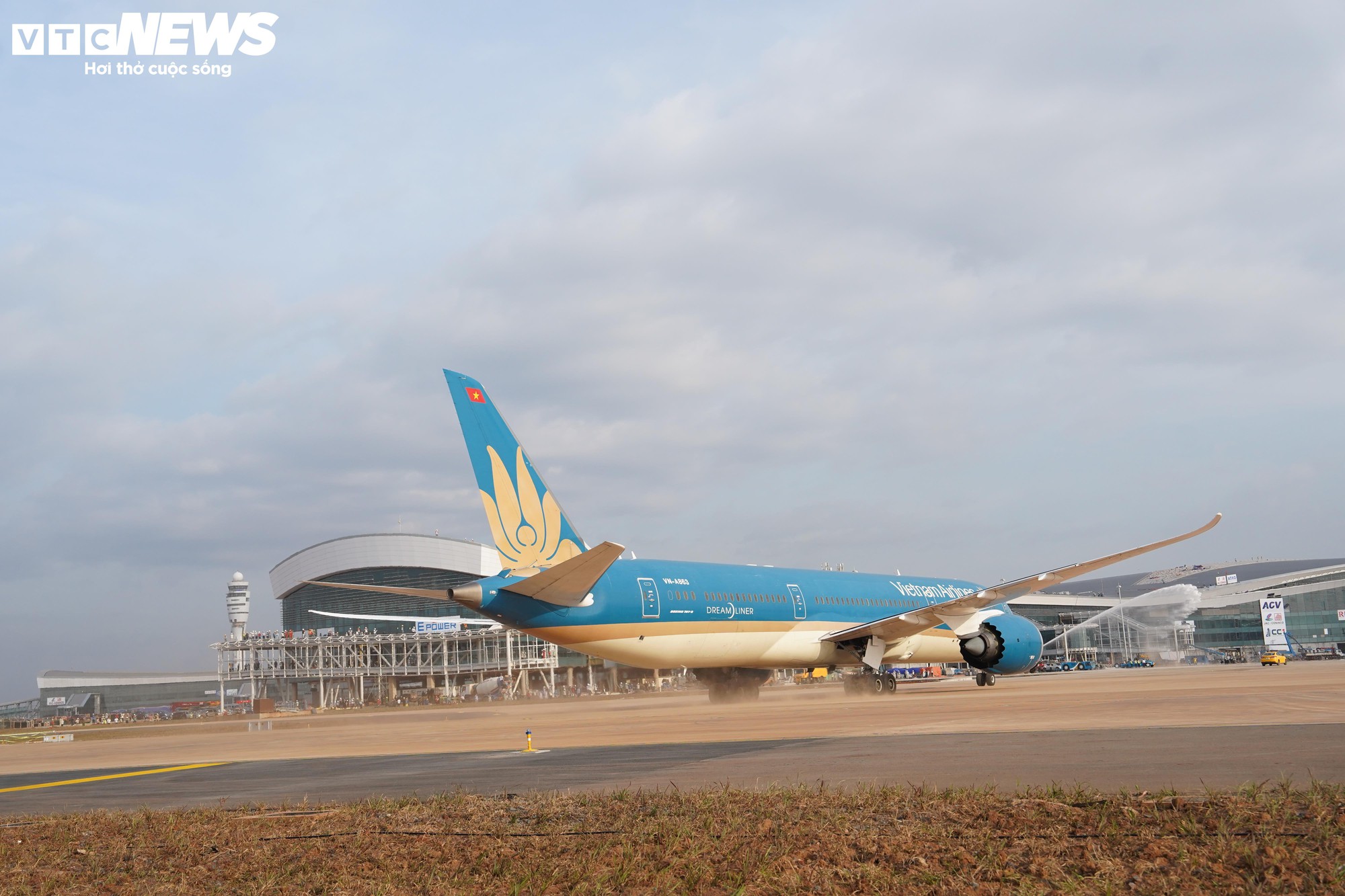 Cận cảnh chuyến bay kỹ thuật đầu tiên tại sân bay Long Thành , bước chuẩn bị quan trọng - Ảnh 12. Cận cảnh chuyến bay kỹ thuật đầu tiên tại sân bay Long Thành , bước chuẩn bị quan trọng - Ảnh 12.