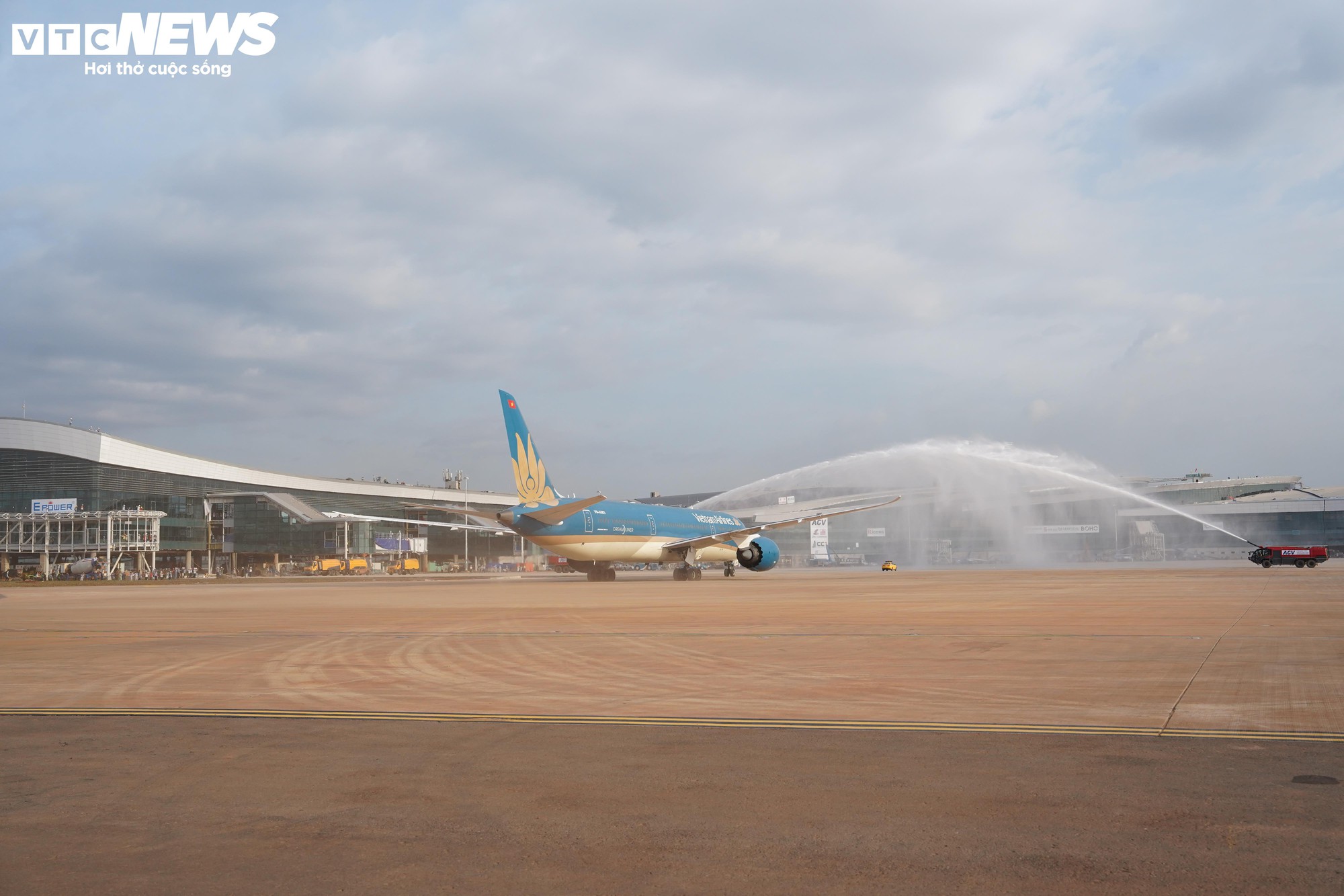 Cận cảnh chuyến bay kỹ thuật đầu tiên tại sân bay Long Thành , bước chuẩn bị quan trọng - Ảnh 13. Cận cảnh chuyến bay kỹ thuật đầu tiên tại sân bay Long Thành , bước chuẩn bị quan trọng - Ảnh 13.