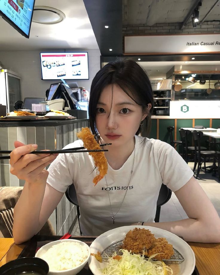 Ăn mấy món quen này, da già đi nhanh hơn bạn nghĩ- Ảnh 2. Ăn mấy món quen này, da già đi nhanh hơn bạn nghĩ- Ảnh 2.