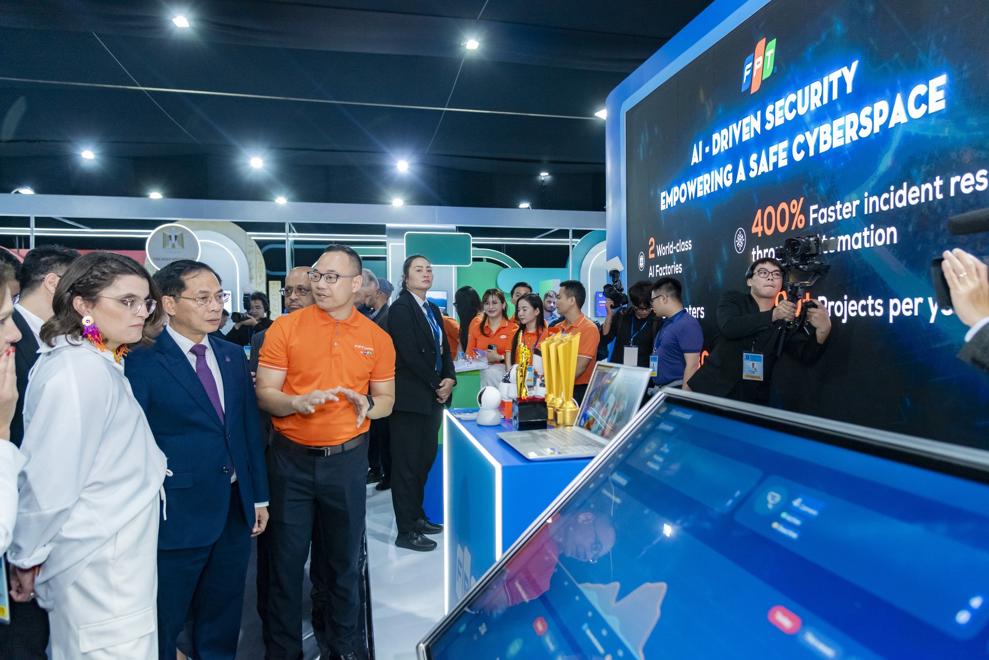 FPT muốn tham gia vào công nghệ đường sắt, đồng thời rót 100 triệu USD vào Quantum và AI - Ảnh 2.