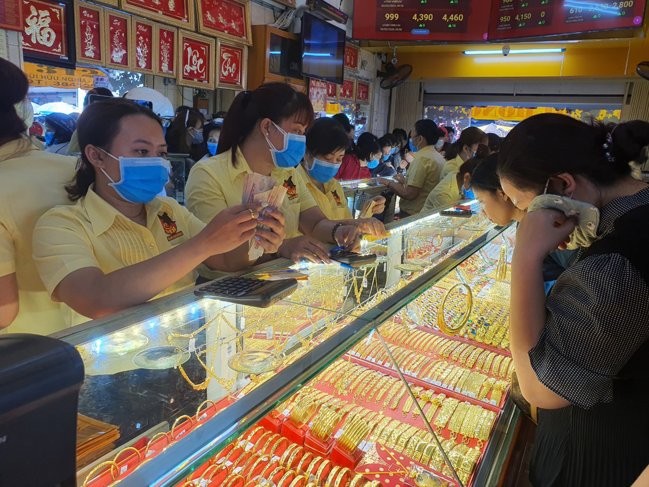 Giá vàng hôm nay 15 - 12 tiếp tục tăng vọt , đạt đỉnh lịch sử - Ảnh 2. Giá vàng hôm nay 15 - 12 tiếp tục tăng vọt , đạt đỉnh lịch sử - Ảnh 2.