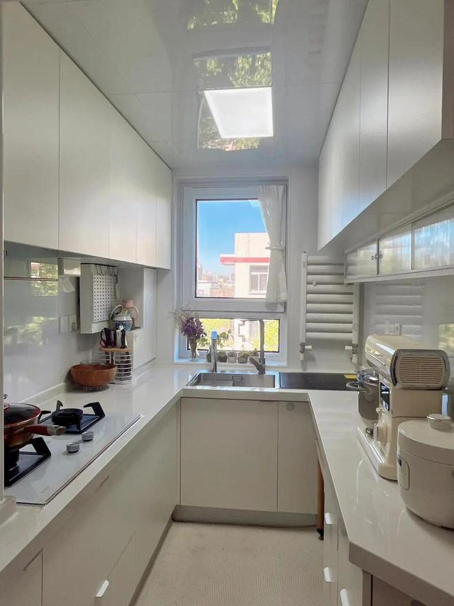 Thiết kế bếp không tủ treo tường: Khám phá không gian bếp thoáng đãng và hiện đại - Ảnh 1. Thiết kế bếp không tủ treo tường: Khám phá không gian bếp thoáng đãng và hiện đại - Ảnh 1.