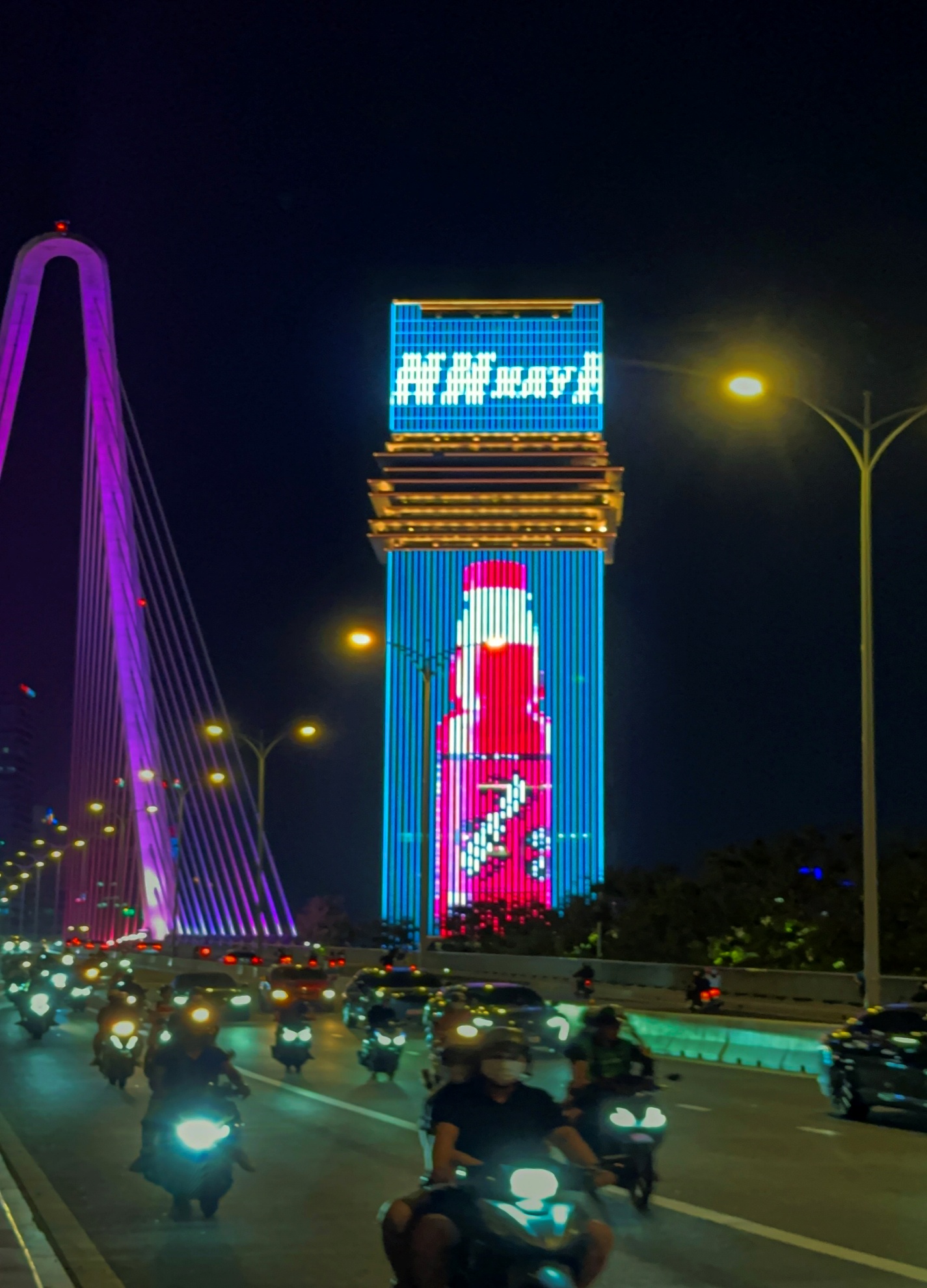 Sting Energy và Mercedes-AMG PETRONAS F1 phủ sóng tại địa danh biểu tượng TP Hồ Chí Minh - Ảnh 1. Sting Energy và Mercedes-AMG PETRONAS F1 phủ sóng tại địa danh biểu tượng TP Hồ Chí Minh - Ảnh 1.