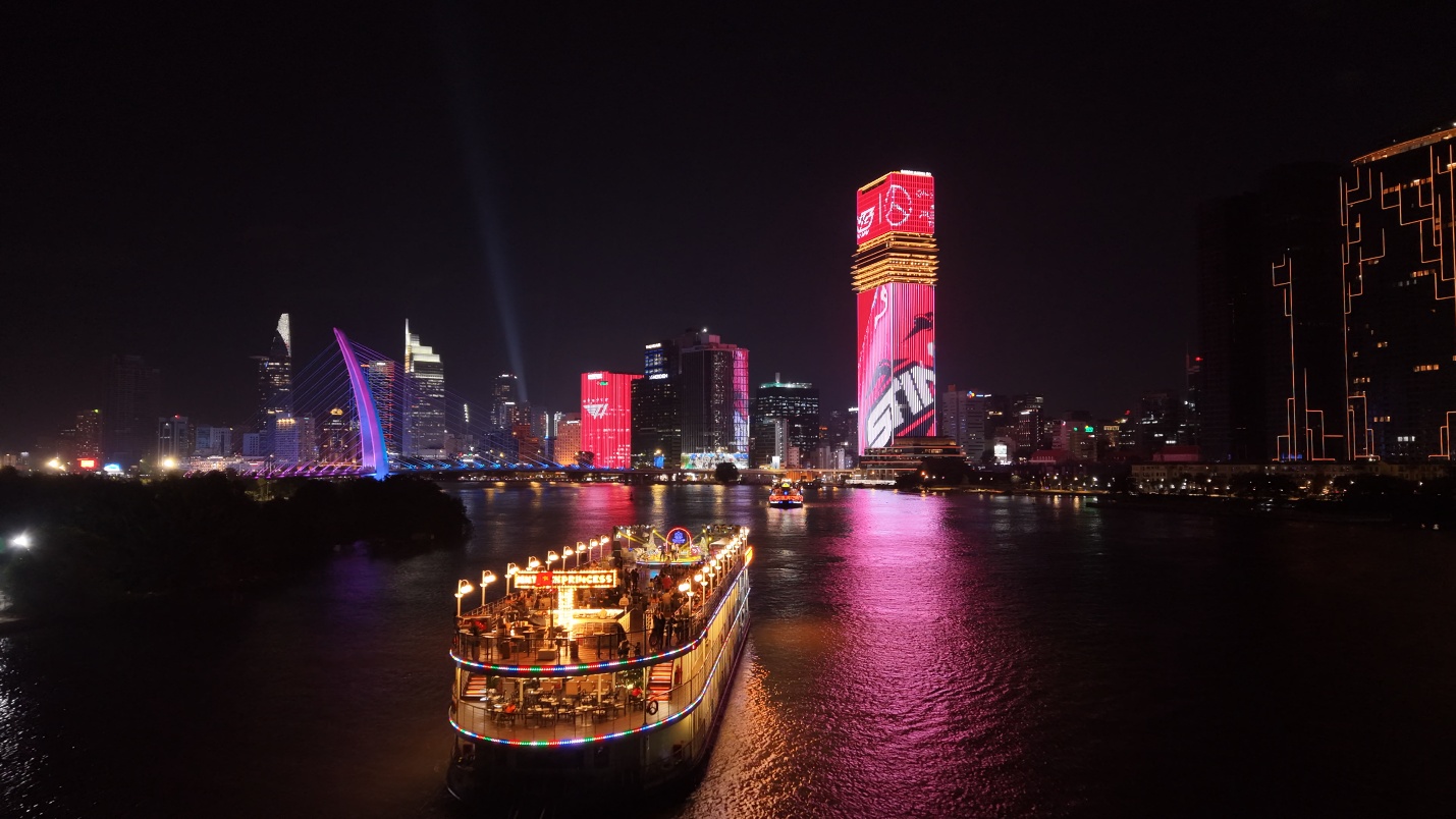 Sting Energy và Mercedes-AMG PETRONAS F1 phủ sóng tại địa danh biểu tượng TP Hồ Chí Minh - Ảnh 2. Sting Energy và Mercedes-AMG PETRONAS F1 phủ sóng tại địa danh biểu tượng TP Hồ Chí Minh - Ảnh 2.