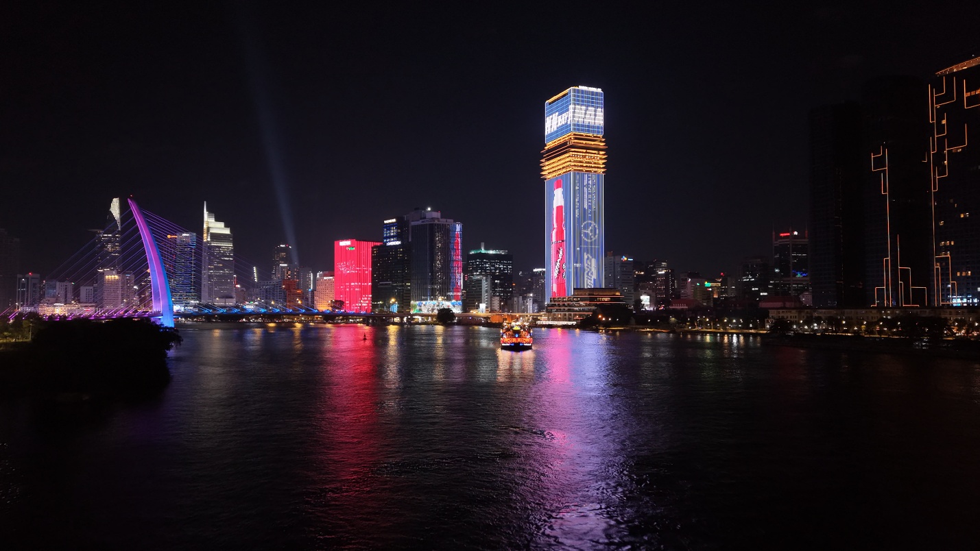 Sting Energy và Mercedes-AMG PETRONAS F1 phủ sóng tại địa danh biểu tượng TP Hồ Chí Minh - Ảnh 3. Sting Energy và Mercedes-AMG PETRONAS F1 phủ sóng tại địa danh biểu tượng TP Hồ Chí Minh - Ảnh 3.