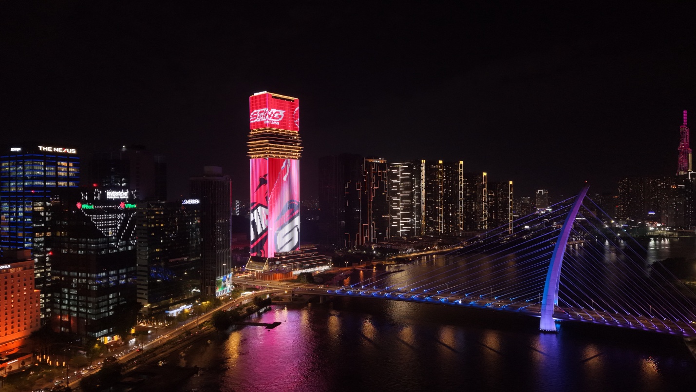 Sting Energy và Mercedes-AMG PETRONAS F1 phủ sóng tại địa danh biểu tượng TP Hồ Chí Minh - Ảnh 4. Sting Energy và Mercedes-AMG PETRONAS F1 phủ sóng tại địa danh biểu tượng TP Hồ Chí Minh - Ảnh 4.