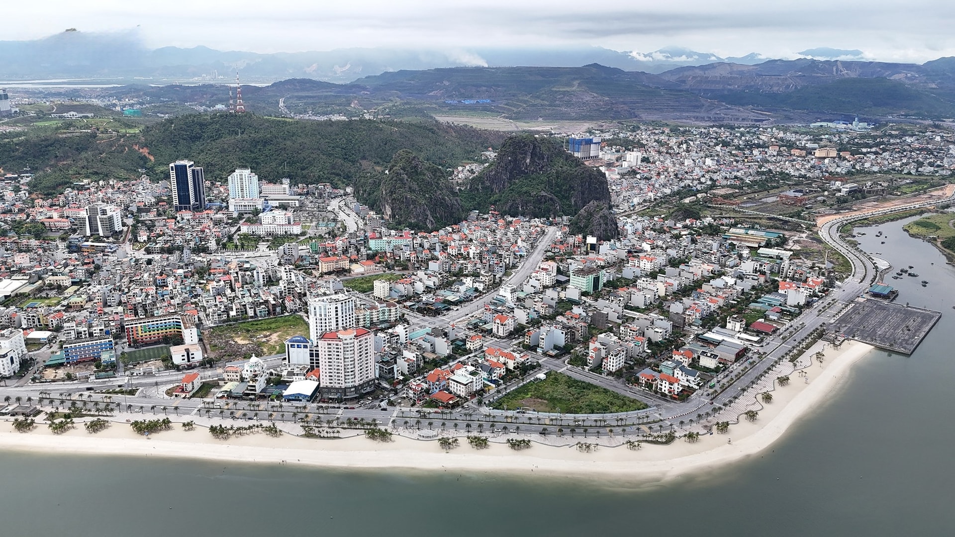 Đấu giá khu đất vàng gần FLC Tropical City Hạ Long với giá khởi điểm 950 tỷ đồng - Ảnh 1. Đấu giá khu đất vàng gần FLC Tropical City Hạ Long với giá khởi điểm 950 tỷ đồng - Ảnh 1.