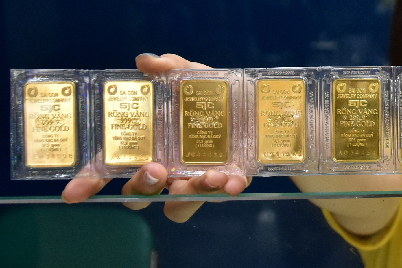 Giá vàng tăng cao nhưng người mua vẫn lỗ do chênh lệch giá bán - Ảnh 1. Giá vàng tăng cao nhưng người mua vẫn lỗ do chênh lệch giá bán - Ảnh 1.