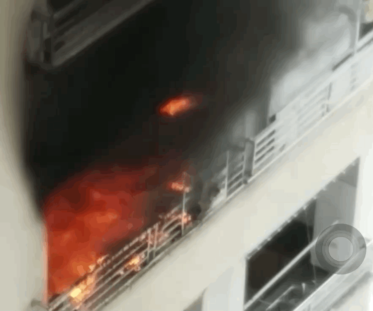 Cháy chung cư Đại Thanh: Ngọn lửa bùng phát dữ dội từ căn hộ tầng 12 - Ảnh 1. Cháy chung cư Đại Thanh: Ngọn lửa bùng phát dữ dội từ căn hộ tầng 12 - Ảnh 1.