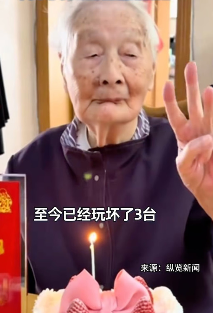 Bí quyết sống thọ của cụ bà 100 tuổi yêu thích ẩm thực và lối sống trẻ trung - Ảnh 3. Bí quyết sống thọ của cụ bà 100 tuổi yêu thích ẩm thực và lối sống trẻ trung - Ảnh 3.