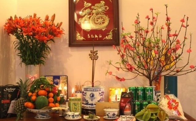 Đặt bình hoa bàn thờ bên trái hay bên phải để đúng phong tục thờ cúng - Ảnh 2. Đặt bình hoa bàn thờ bên trái hay bên phải để đúng phong tục thờ cúng - Ảnh 2.