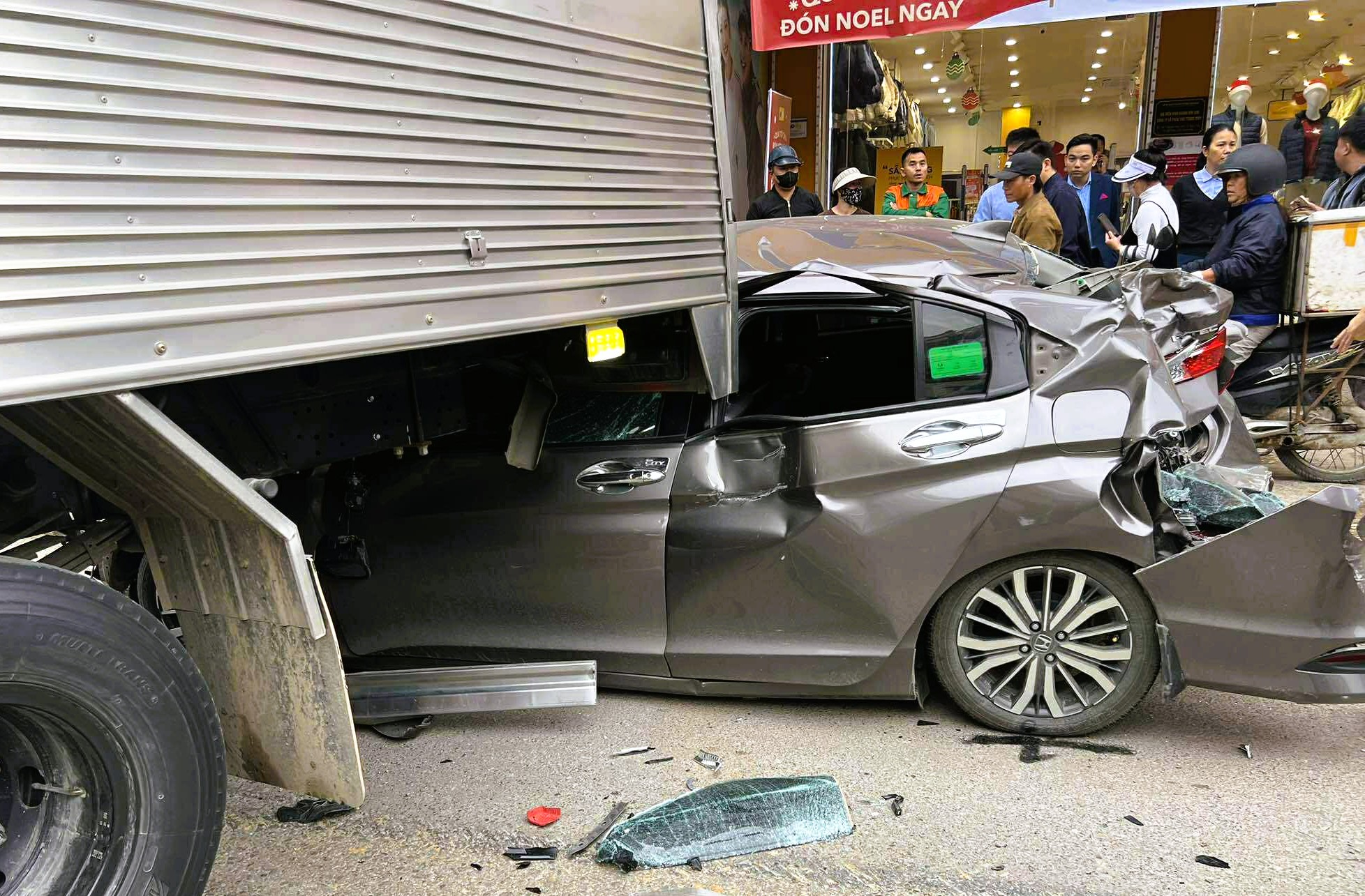 Tai nạn giao thông liên hoàn trên Quốc lộ 1A khiến 6 ô tô gặp nạn - Ảnh 1.