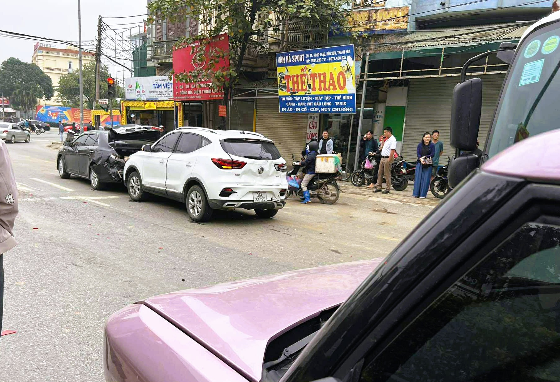 Tai nạn giao thông liên hoàn trên Quốc lộ 1A khiến 6 ô tô gặp nạn - Ảnh 3.