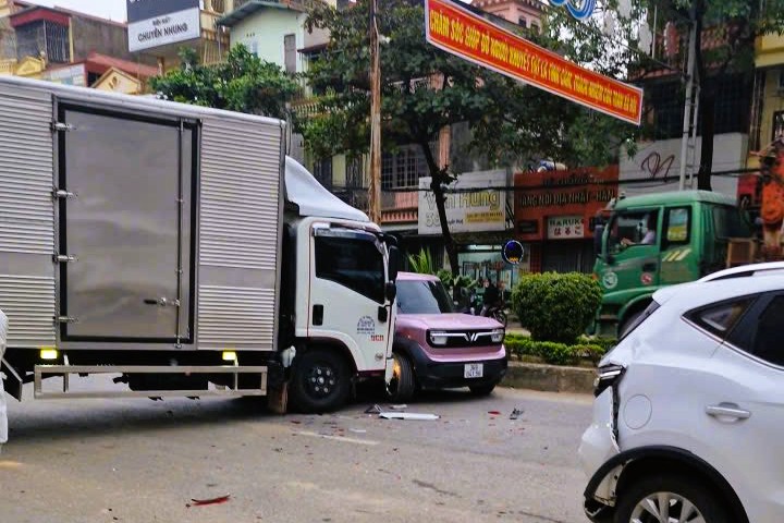 Tai nạn giao thông liên hoàn trên Quốc lộ 1A khiến 6 ô tô gặp nạn - Ảnh 4.