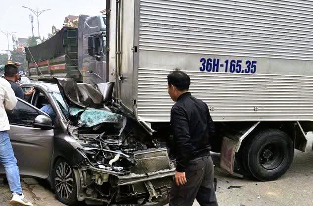 Tai nạn giao thông liên hoàn trên Quốc lộ 1A khiến 6 ô tô gặp nạn - Ảnh 5.