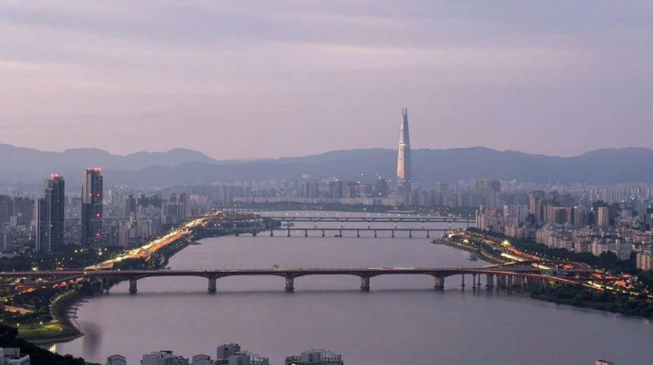 Hồi sinh Cheonggyecheon: Câu chuyện thành công cải tạo sông suối tại Hàn Quốc - Ảnh 1. Hồi sinh Cheonggyecheon: Câu chuyện thành công cải tạo sông suối tại Hàn Quốc - Ảnh 1.