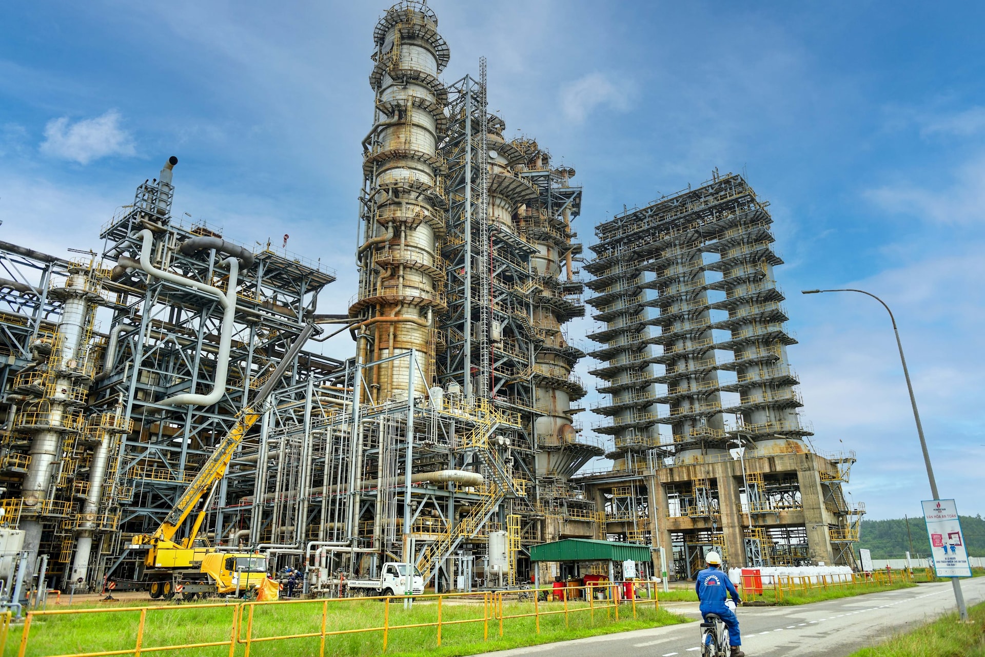 Doanh thu 2025 của nhà máy lọc dầu Dung Quất ước tính hơn 140 . 000 Tỷ đồng - Ảnh 1. Doanh thu 2025 của nhà máy lọc dầu Dung Quất ước tính hơn 140 . 000 Tỷ đồng - Ảnh 1.