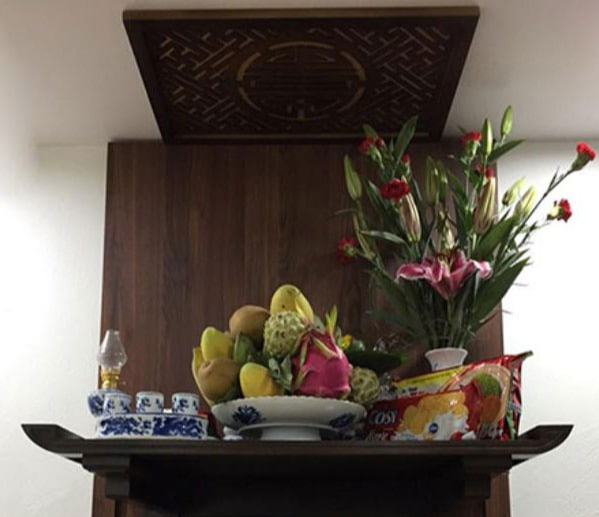 Đặt bình hoa bàn thờ bên trái hay bên phải để đúng phong tục thờ cúng - Ảnh 1. Đặt bình hoa bàn thờ bên trái hay bên phải để đúng phong tục thờ cúng - Ảnh 1.