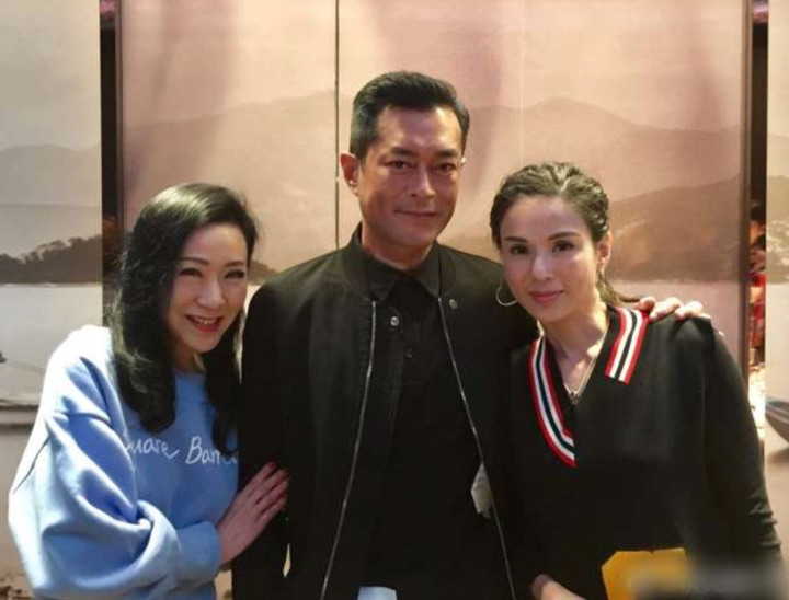 Cuộc sống độc thân của ngụy Thu Hoa: Hoàng Dung U70 vẫn lạc quan và mạnh mẽ - Ảnh 3. Cuộc sống độc thân của ngụy Thu Hoa: Hoàng Dung U70 vẫn lạc quan và mạnh mẽ - Ảnh 3.