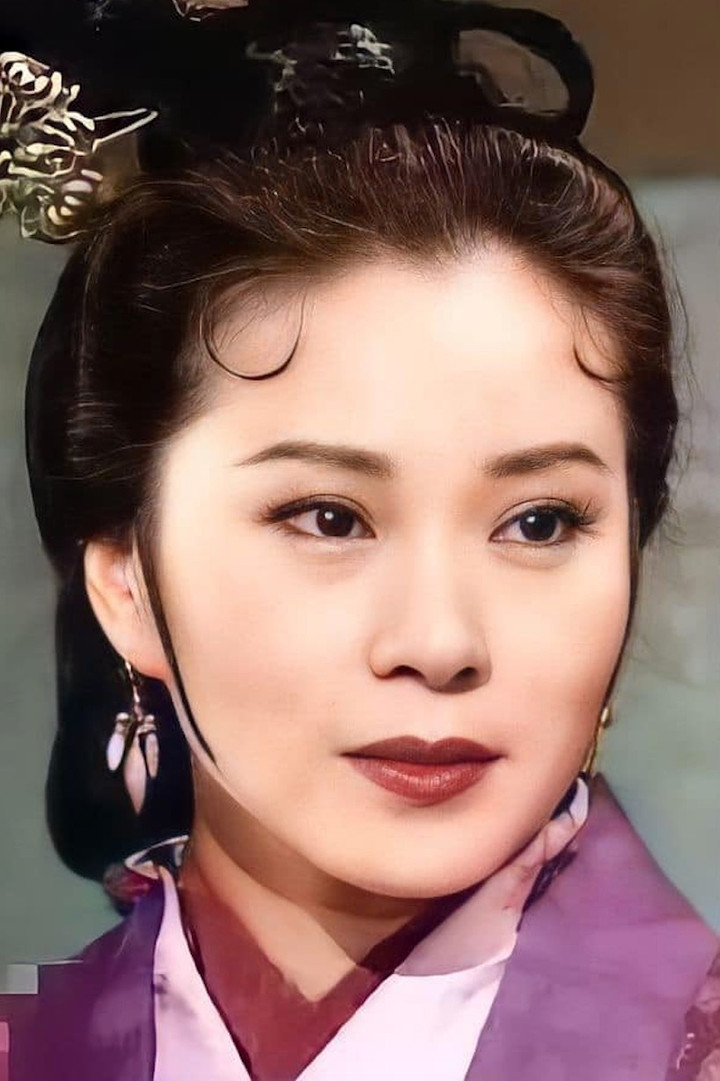 Cuộc sống độc thân của ngụy Thu Hoa: Hoàng Dung U70 vẫn lạc quan và mạnh mẽ - Ảnh 1. Cuộc sống độc thân của ngụy Thu Hoa: Hoàng Dung U70 vẫn lạc quan và mạnh mẽ - Ảnh 1.