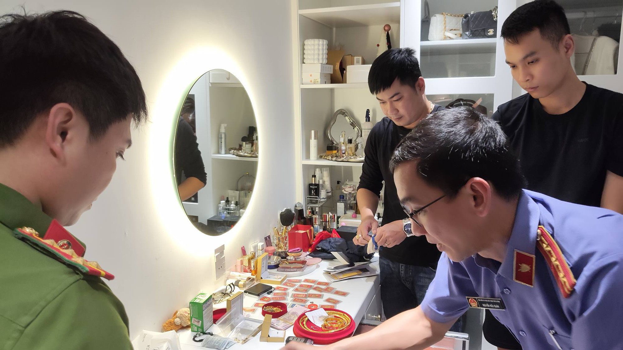 Triệt phá đường dây tiền ảo ma DRK: Khám phá vụ chiếm đoạt 2 . 000 Tỷ đồng - Ảnh 3. Triệt phá đường dây tiền ảo ma DRK: Khám phá vụ chiếm đoạt 2 . 000 Tỷ đồng - Ảnh 3.