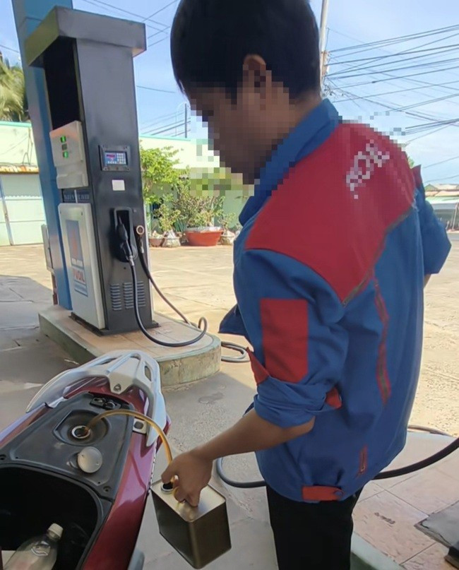 Nhân viên cây xăng bị sa thải vì rút xăng khách hàng không chấp nhận chuyển khoản - Ảnh 1. Nhân viên cây xăng bị sa thải vì rút xăng khách hàng không chấp nhận chuyển khoản - Ảnh 1.