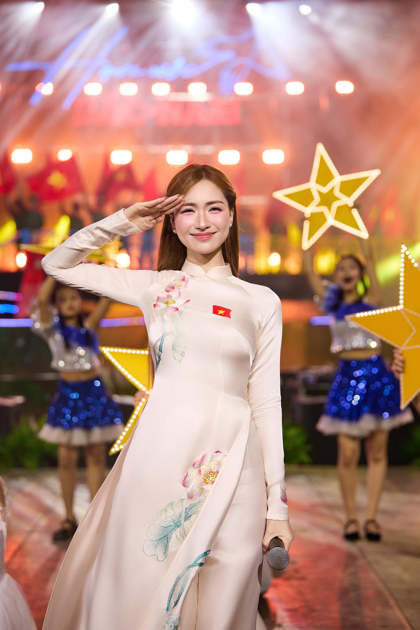 Hòa Minzy cổ vũ nhiệt tình cho Đoàn thể thao Việt Nam tại SEA Games 33 - Ảnh 3. Hòa Minzy cổ vũ nhiệt tình cho Đoàn thể thao Việt Nam tại SEA Games 33 - Ảnh 3.