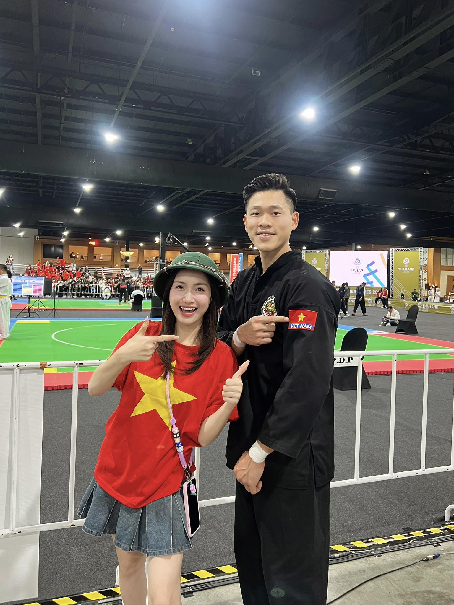 Hòa Minzy cổ vũ nhiệt tình cho Đoàn thể thao Việt Nam tại SEA Games 33 - Ảnh 1. Hòa Minzy cổ vũ nhiệt tình cho Đoàn thể thao Việt Nam tại SEA Games 33 - Ảnh 1.