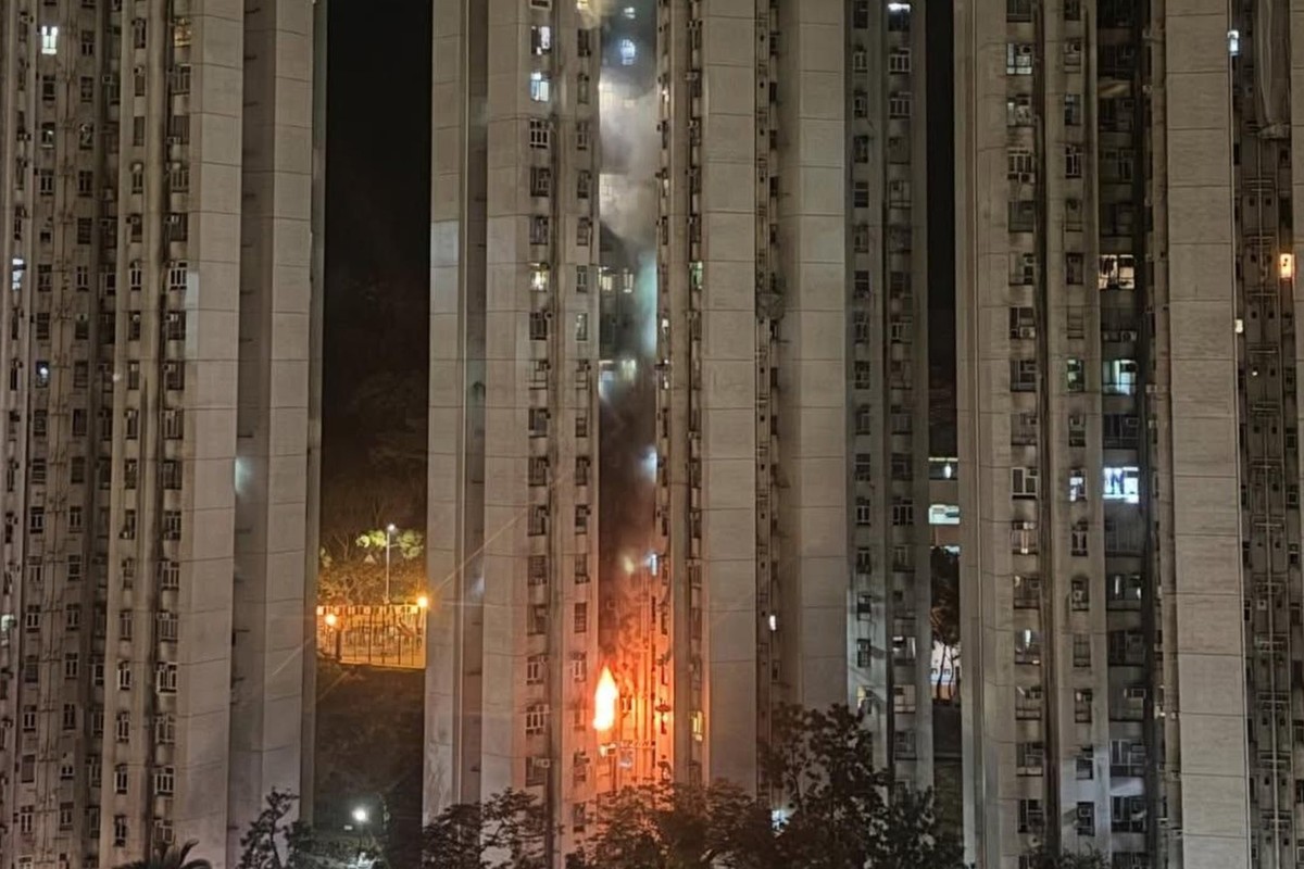 Cháy chung cư ở Hong Kong: Hơn 100 người tháo chạy giữa đêm , 3 người bị thương - Ảnh 1. Cháy chung cư ở Hong Kong: Hơn 100 người tháo chạy giữa đêm , 3 người bị thương - Ảnh 1.